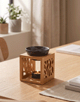 Holz Duftlampe mit schwarzer Keramikschale und Teelicht steht auf Tisch elegant skandinavische Deko oelfaktorisch körperöle