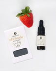 weißer Hintergrund mit Aktivkohleseife in weißer Verpackung 10ml Erdbeersamen Gesichtsöl Geichtspflegeset Erdbeere oelfaktorisch körperöle