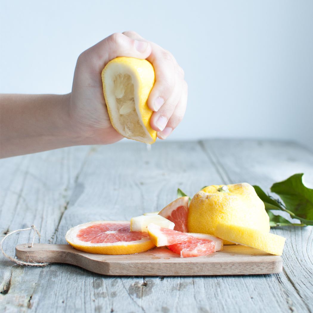 yuzu frucht und orangen frucht augeschnitten hand presst yuzu frucht aus oelfaktorisch körperöle