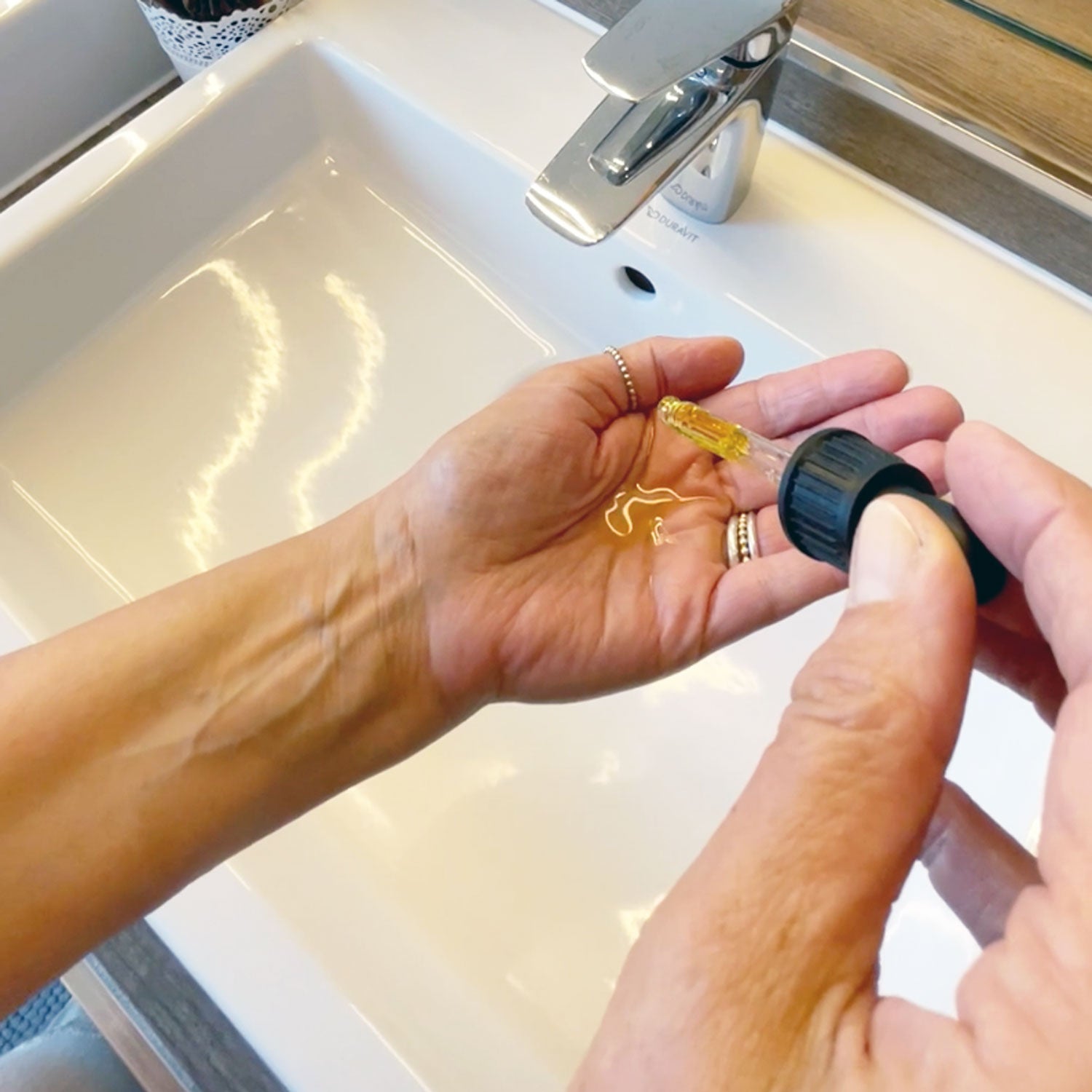 2–3 Tropfen Gesichtsöl in den Handflächen verteilen und auftragen