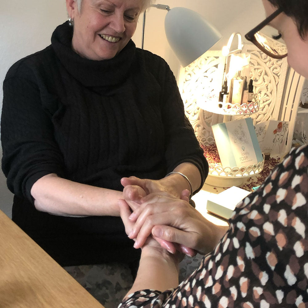 Handmassage handflege handpflegeöl hände streicheln oelfaktorisch körperöle