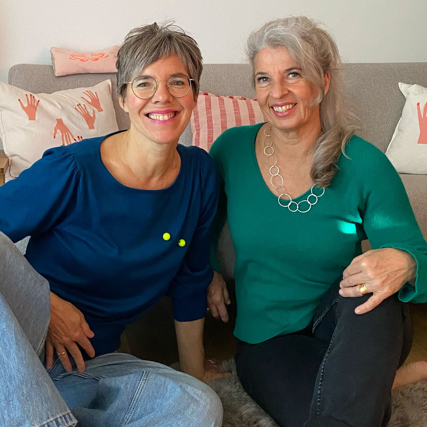 Sonja und Britta  zwei Frauen sitzen nebeneinander und lachen in die Kamera oelfaktorisch körperöle