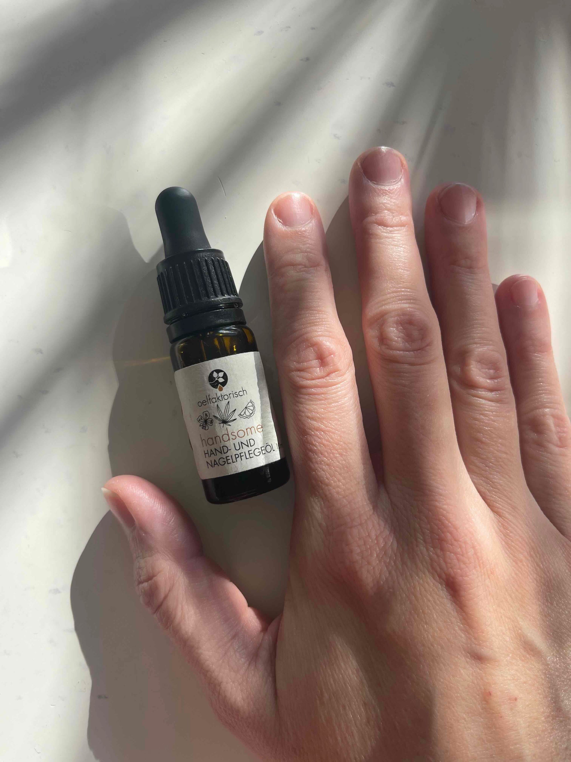 gepflegte hände mit hand- und nagelöl