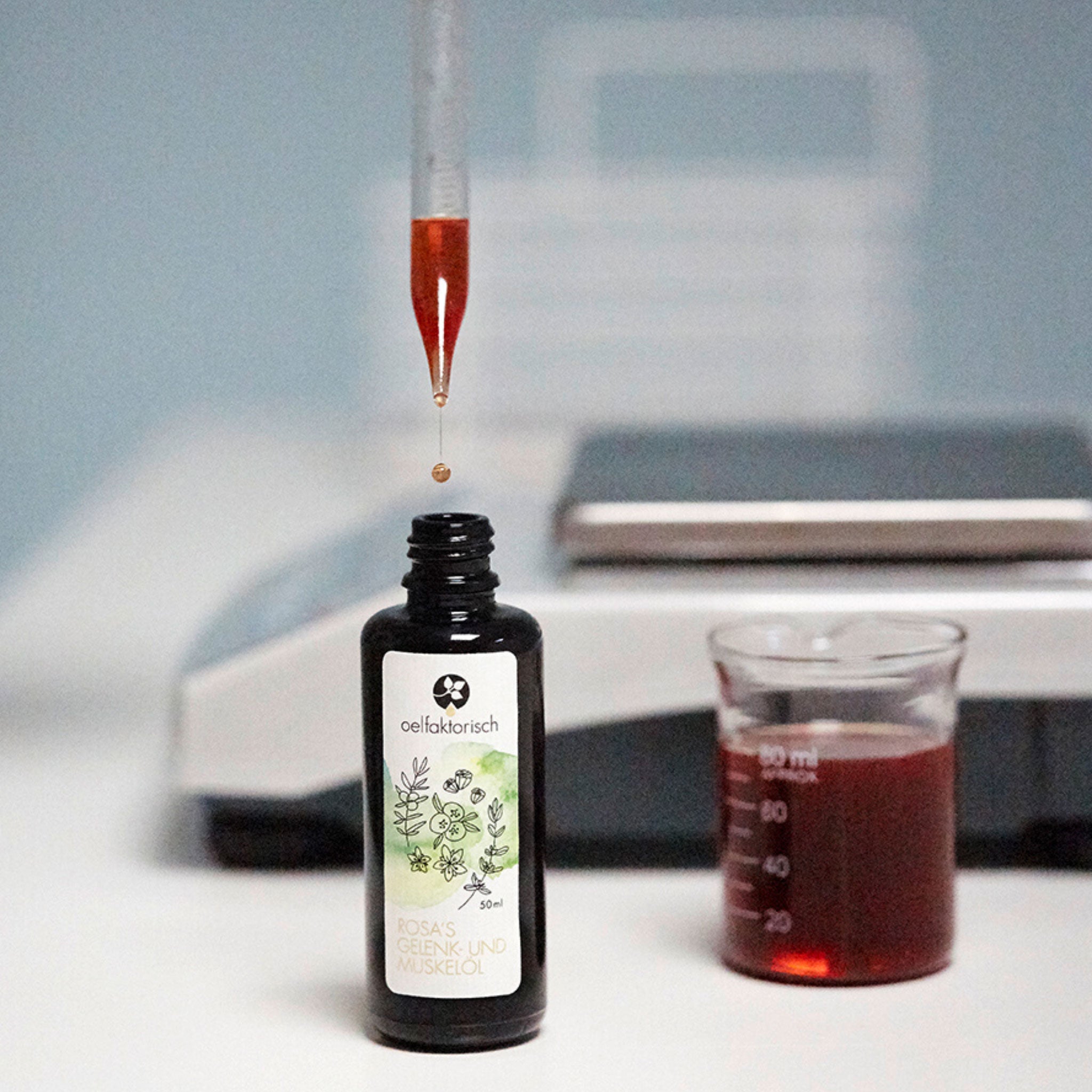 Reine naturbelassene Wirköle und Zusatzstoffe kommen im eigenen Labor in die Violettglasflasche | oelfaktorisch Körperöle