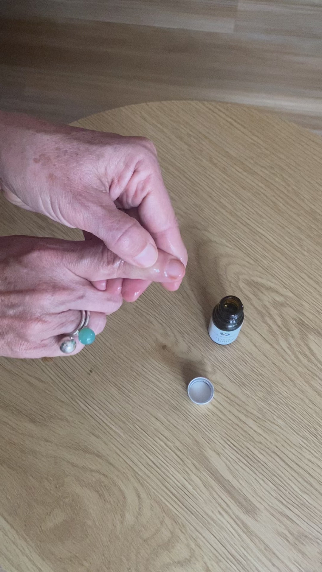 Vdeo Fingergelenke massieren mit Massageöl oelfaktorisch körperöl