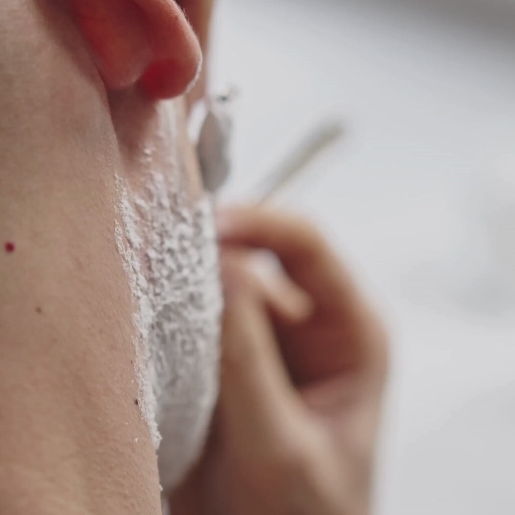 Mann rasiert sich mit Messer oelfaktorisch körperöle