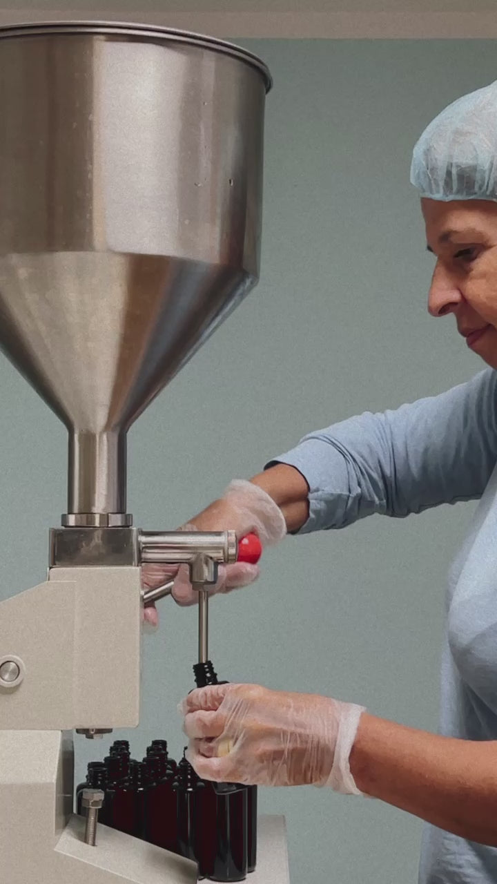 Abfüllung im zertifizierten Labor, Abfüllung von Hand in Violettglasflaschen