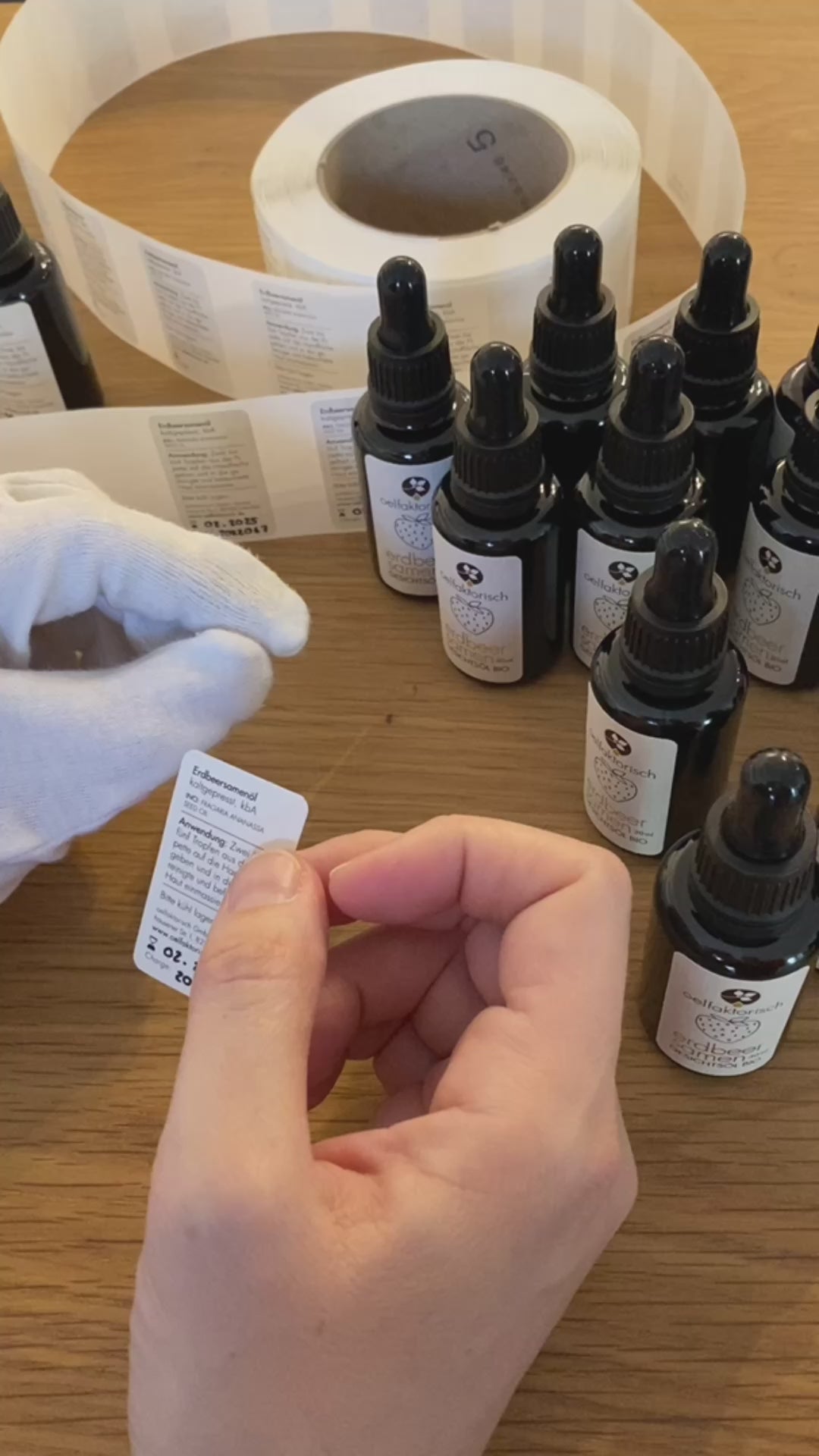 Manufaktur oelfaktorisch, Etiketten bekleben von Hand
