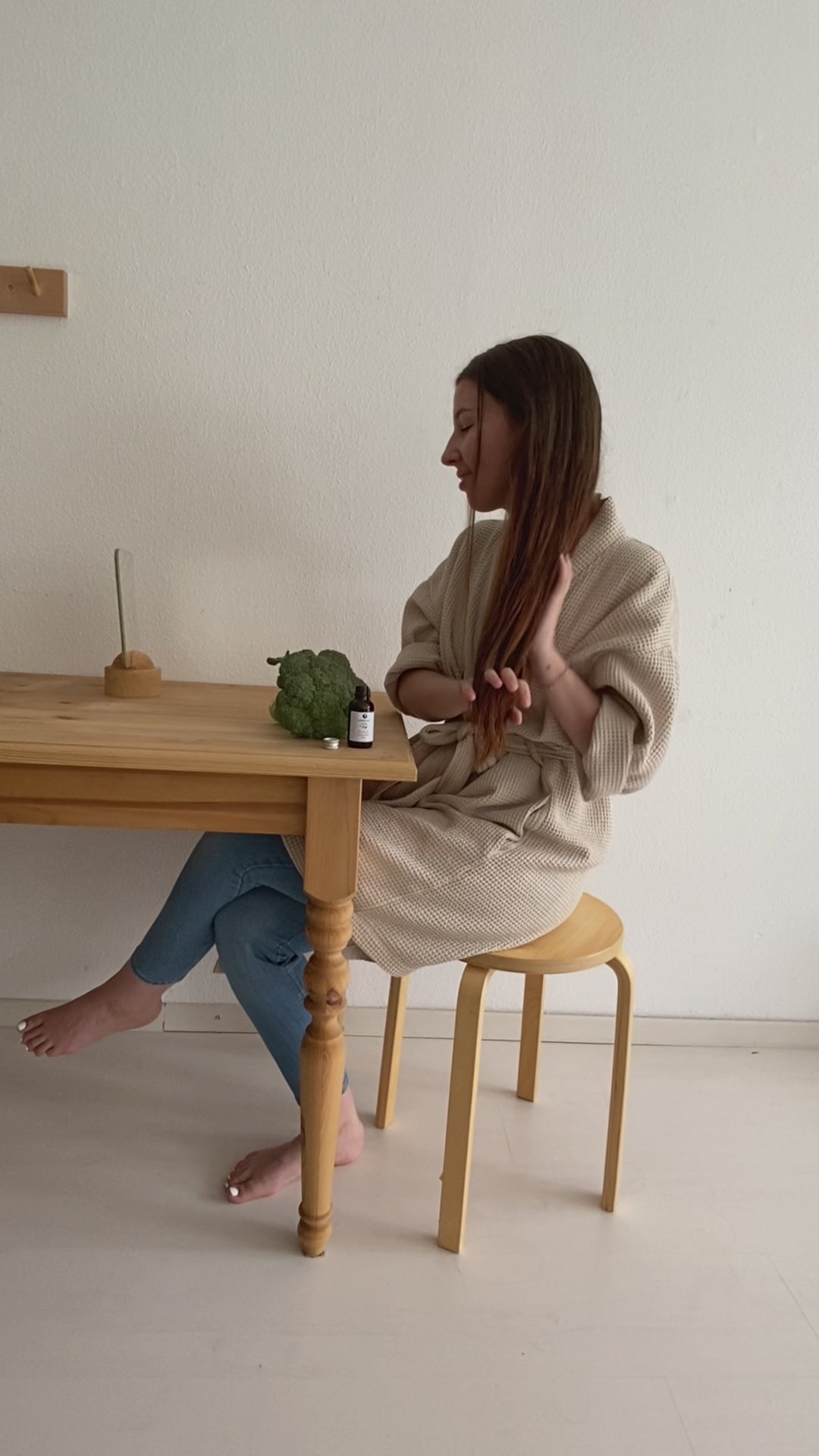 Anwendung haaröl, einmassieren in die Haare